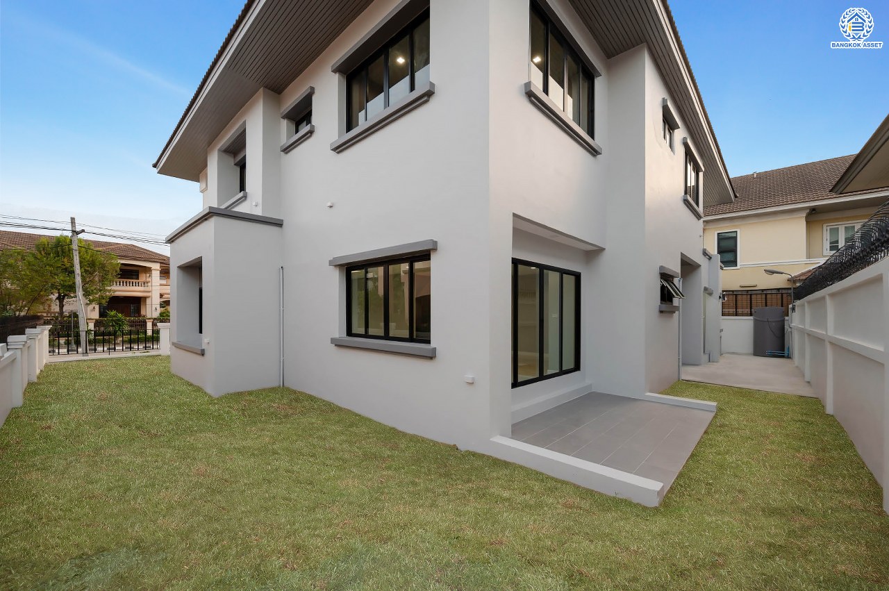 บ้านมือสองตกแต่งใหม่ โครงการ พฤกษ์ภิรมย์รีเจนท์ ปิ่นเกล้า บนสังคมคุณภาพจากแบรนด์ Q.House หลังใหญ่กว่า 113.4 ตร.ว. ดีไซน์ทันสมัยฟังก์ชัน 5 ห้องนอน (ห้องนอนชั้นล่าง 1 ห้อง) 5 ห้องน้ำ 1 ห้องแม่บ้าน จอดรถได้ 3 คัน บนที่สุดแห่งทำเลศักยภาพ หน้าโครงการติดถ.กาญจนาภิเษก เชื่อมต่อทุกการเดินทาง ใกล้จุดขึ้นทางด่วน "ศรีรัช" และรถไฟฟ้าสายสีม่วง "สถานีตลาดบางใหญ่"